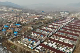 以“农民满意”为标尺，科学稳妥推进合村并居丨闪电评论图片