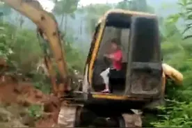 河池一名7岁熊孩子开挖掘机挖土，当地相关部门已介入图片