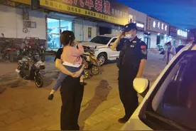 两岁女孩向执勤民警敬礼 民警：那一刻倍感自豪图片