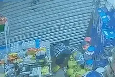 蒙面男凌晨扛“麻袋”盗走海口一便利店200余条香烟！老板当时就在店内图片