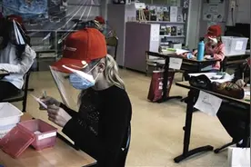 戴面罩上课图片