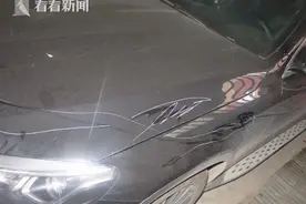 奔驰被划 牌照掰弯！车主查看视频后崩溃：真没办法了图片