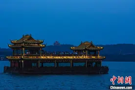 杭州西湖夜游复航 市民游客初夏夜泛舟湖上图片