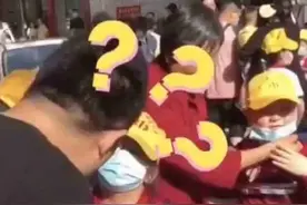 老爸认错娃，还一把抓住“闺女”辫子……亲闺女反应亮了图片