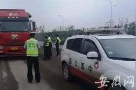 司机打“游击”战也枉然 肥东一天查扣超限超载车辆7台图片