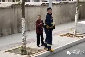 看哭了！奶奶偶遇消防员孙子却挥手让他走 网友：这是奶奶刻意制造的偶遇图片