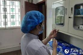 “白衣天使”用心呵护患者健康图片