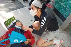 蹬上拖鞋“破门”而出！阅兵女神跪地救人图片