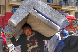 中国“悬崖村”贫困群众迁入现代新居图片