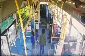 青岛6岁男孩独自乘公交，幸亏细心乘务员多问了一句……图片