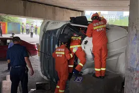 吓人！混凝土搅拌车冲撞高架桥侧翻，驾驶室严重变形驾驶员被困图片