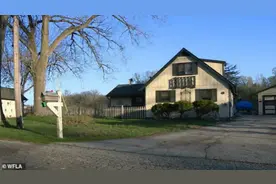 美国父亲教15岁女儿开车 女儿误踩油门将其撞死图片