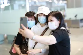鲁豫穿工装破洞裤踩皮靴潇洒帅气 被粉丝“夹击”合影呆萌可爱图片