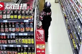太羞耻！超市40多斤生肉被女子塞进裤裆偷走…图片