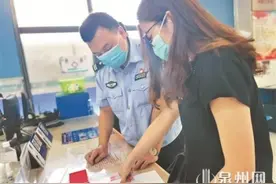 取款机吐出一叠钞票 面对突然的诱惑他选择报警图片