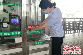 郑州公交张贴军人免费乘车标识 确保政策落到实处图片