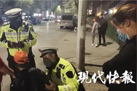 爸爸不给买饮料，4岁娃骑上滑板车绝尘而去图片