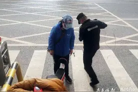车钥匙掉进下水道，热心保安帮忙找回图片
