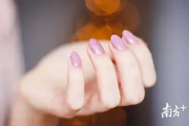 美甲变毁甲！深圳小姐姐“美甲”裂开爆白点图片