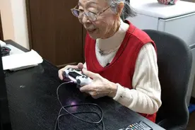 90岁的她每天玩七八个小时游戏！日本老奶奶成年纪最大游戏玩家图片