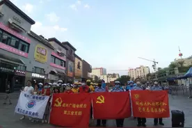 福州交警下班高峰时段开展“一盔一带”安全守护行动图片