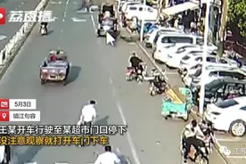 镇江孙女带奶奶骑电动车，路过一辆汽车后一死一伤图片
