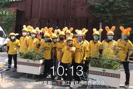 外卖小哥头顶长“耳朵”，不是扮萌是“宝藏”图片