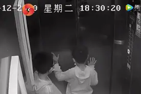 「动图惊魂」两男童扒停电梯后被卡电梯井，一人仅靠头部支撑图片