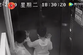 「动图惊魂」两男童扒停电梯后被卡电梯井，一人仅靠头部支撑图片