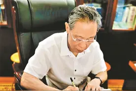 大奖得主获钟南山签名赠书图片