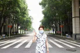 湖南这所学校的保洁阿姨穿着旗袍搞卫生：女儿说我太辛苦，必须要穿好点图片