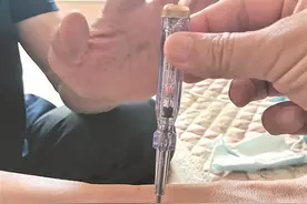 神奇大叔不怕“触电”可以随手触摸带电的电线图片