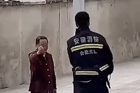 消防员路边“偶遇”82岁奶奶 这场偶遇，太催泪了…图片