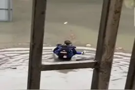 张家界民警叔叔的背温暖了这个雨天！蹚着积水，他们冒雨背着5名学生上学图片