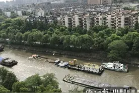运河一艘装载600吨黄沙的货船沉船，海事人员正在现场开展救援图片