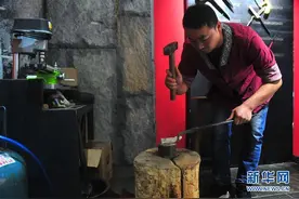 巧手锻银饰图片