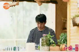 《向往4》沙溢成“行走的笑点”彭昱畅英勇上树摘椰子图片