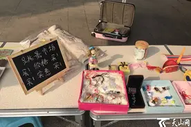 新疆多地“跳蚤市场”开市，她三天挣了近千元图片