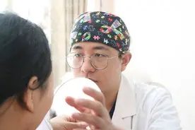 我听了她的话，竟让校草学长开始追我了图片