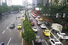 气人！早高峰挖掘机停在主干道，拖车也拿它没办法图片