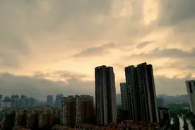 被暴雨突袭的你 可能错过了这一场风起云涌图片