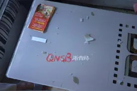 尴尬，楼上胖姑娘摔了一跤，楼下大伯家吊灯被震碎图片