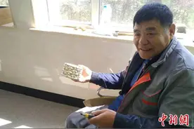 刻刀下的峰回路转：轮椅上的他用双手托起生命之舟图片