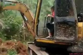 7岁男童开挖掘机怎么回事 详情始末及细节经过起底真相系这样图片
