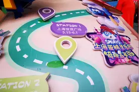 蓝精灵村庄闪现世贸广场，打开奇趣世界图片