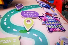 蓝精灵村庄闪现世贸广场，打开奇趣世界图片