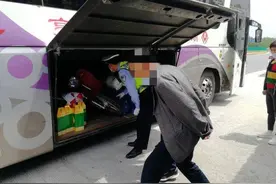 “千里迢迢”偷运摩托车，大客车违规载货被罚两千元图片