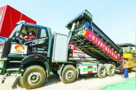 沥青料运输新能源重卡“首秀”图片