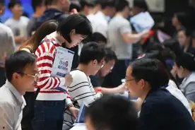 跟着小薇小迅了解城镇调查失业率图片