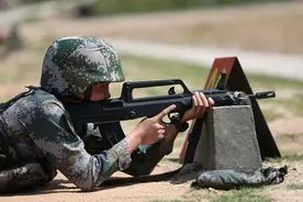 入伍不过半年，这个女兵挑战一众男兵图片